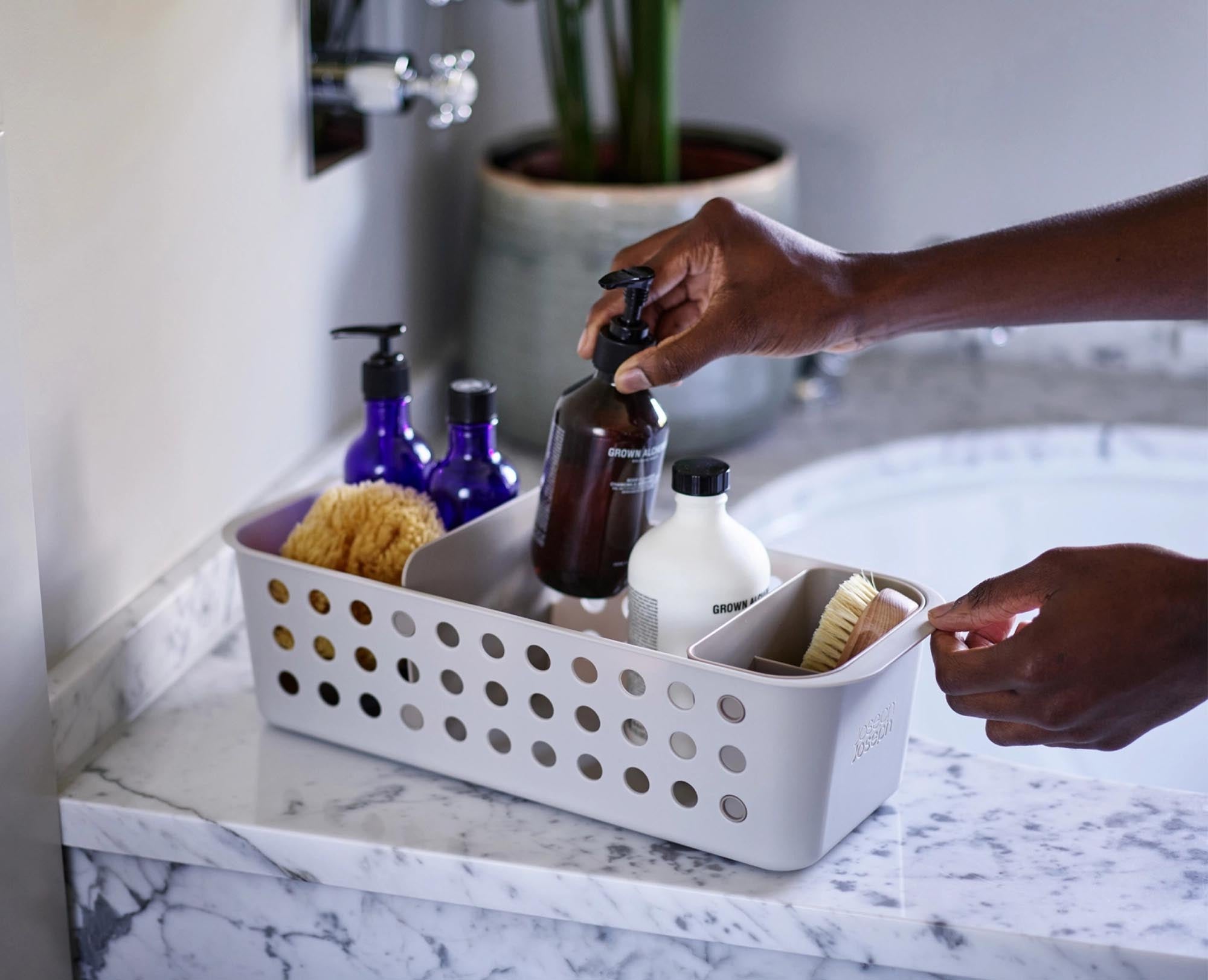 Stylischer EasyStore Aufbewahrungskorb von Joseph Joseph – ideal für Ordnung in jedem Raum. Robust, stapelbar und elegant im Ecru-Design.