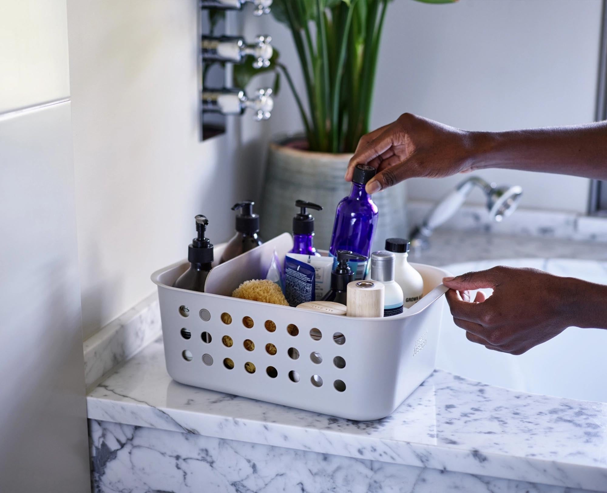 Praktischer EasyStore Aufbewahrungskorb von Joseph Joseph – perfekt für stilvolle Ordnung. Langlebig, vielseitig und elegant in Ecru.