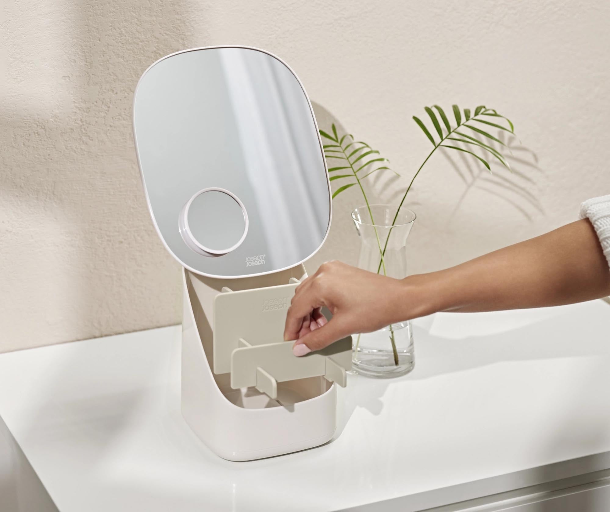 Stilvoller Viva Sockelspiegel von Joseph Joseph mit integriertem Organizer, ideal für Kosmetik und Accessoires, Masse: 21x18.5x23cm.