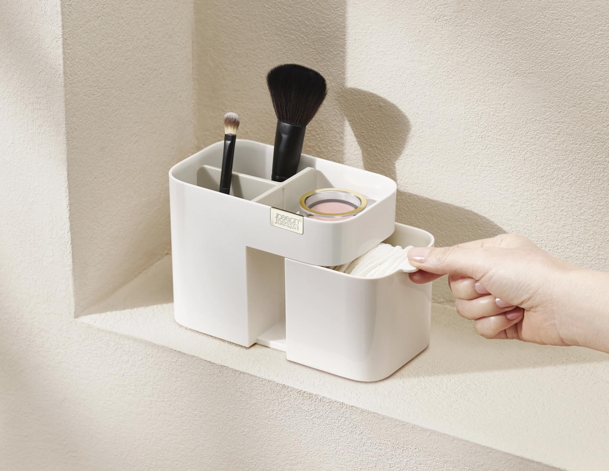 Entdecken Sie den Viva Kosmetik-Organizer von Joseph Joseph: kompakt, mit praktischer Schublade, ideal für Ihre Make-up-Sammlung. Maße: 17x9.7x12cm.