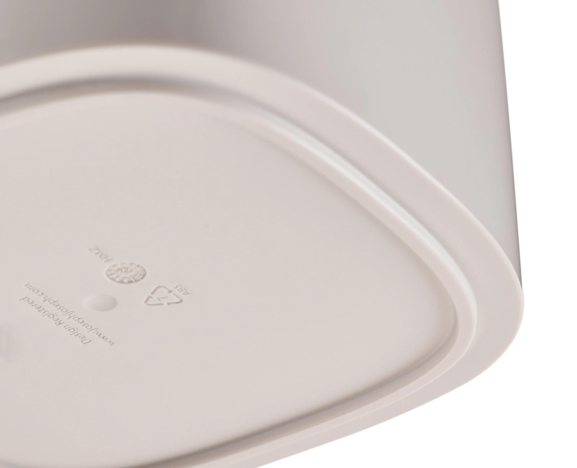 Stylischer Makeup Pinselbehälter von Joseph Joseph, der Ihre Pinsel organisiert und gleichzeitig Ihr Badezimmer aufwertet.