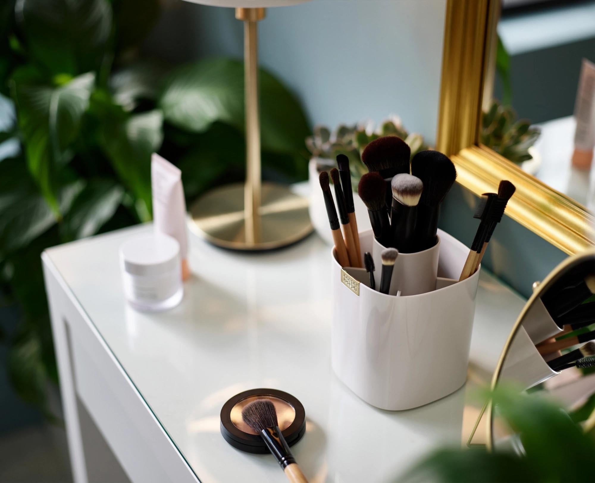 Stilvoller Pinselbehälter aus ABS Kunststoff, organisiert Make-up-Pinsel, leicht zu reinigen, elegantes Design, optimale Belüftung.