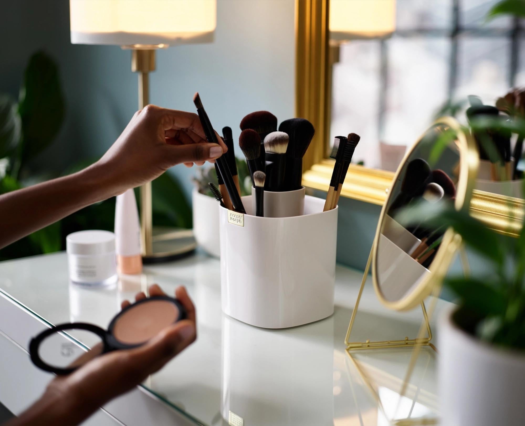 Eleganter Pinselhalter aus robustem ABS Kunststoff, ideal zur Aufbewahrung von Make-up-Pinseln. Praktisch, pflegeleicht und perfekt belüftet.