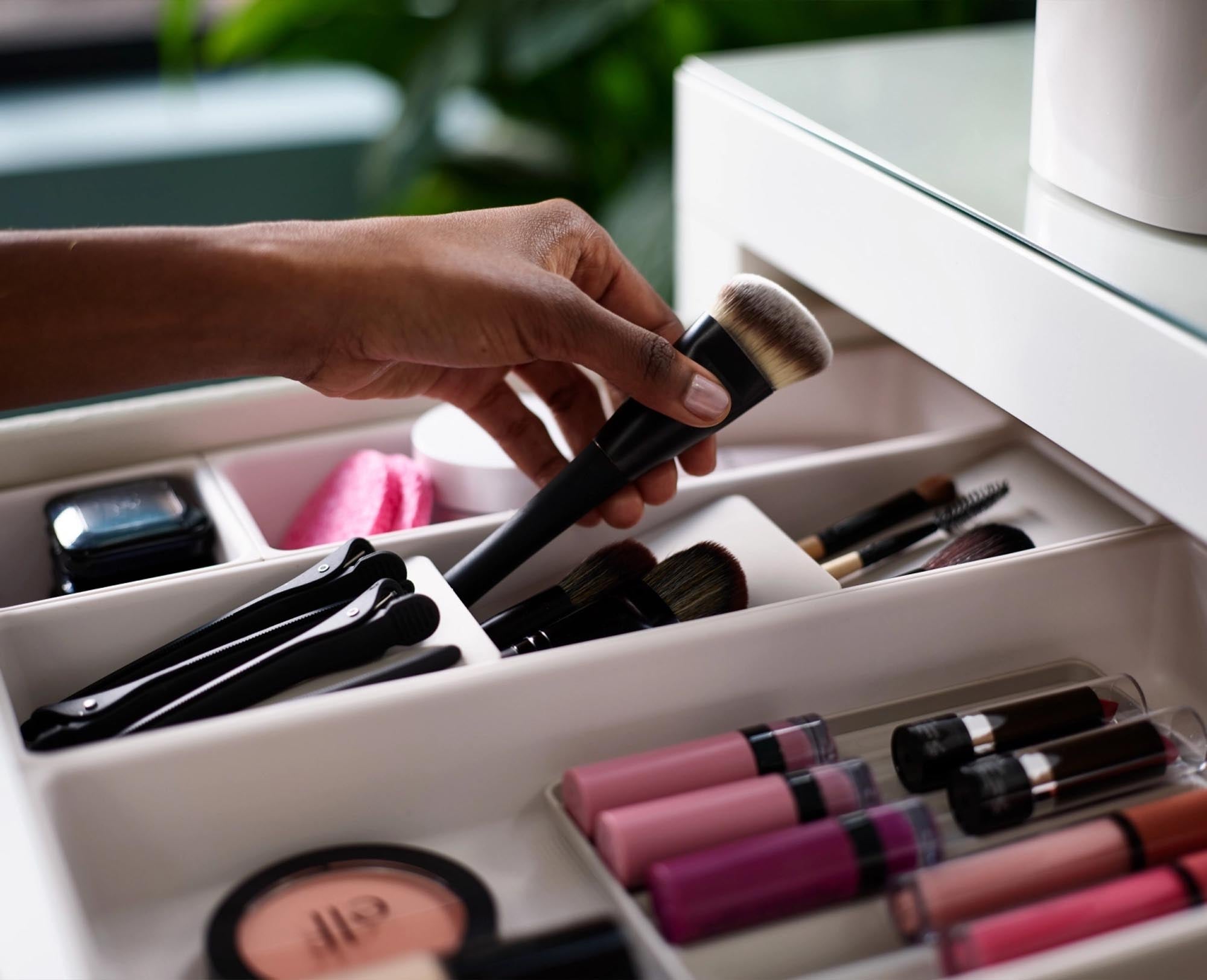 Viva 12 tlg. Makeup Organiser Set Shell von Joseph Joseph: Stilvolle Aufbewahrungslösung für Ihre Kosmetik, die Ordnung und Übersichtlichkeit schafft.