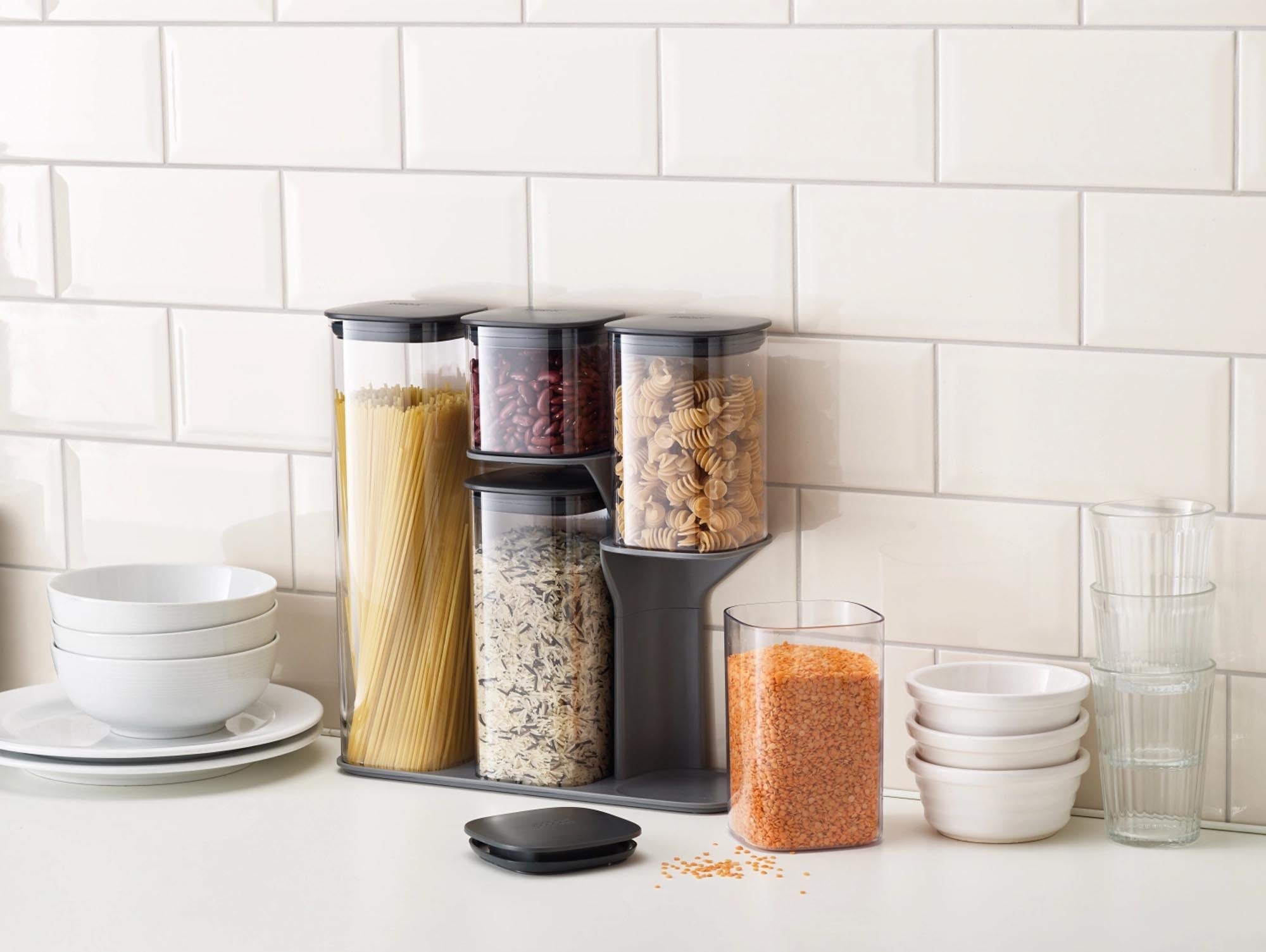 Praktisches 5-teiliges Set von Joseph Joseph in stilvollem Grau für die perfekte Aufbewahrung von Lebensmitteln.