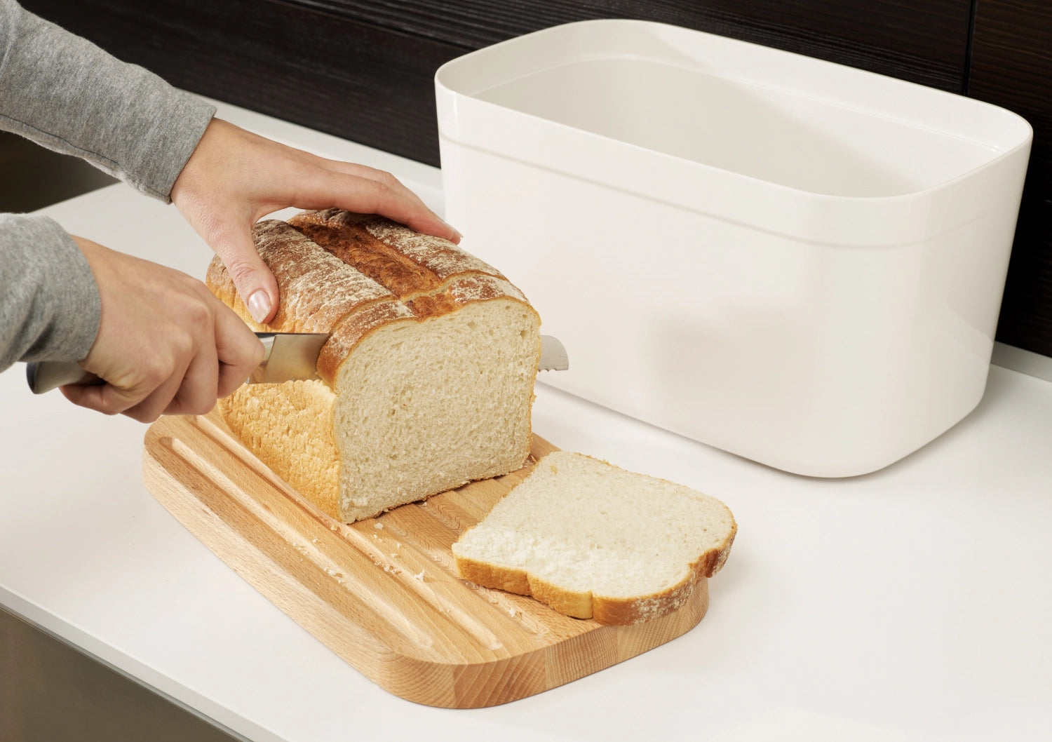 Stilvolle Brotaufbewahrung aus robustem Polypropylen und natürlichem Bambus, in Weiß, perfekt für frisches Brot und Gebäck.