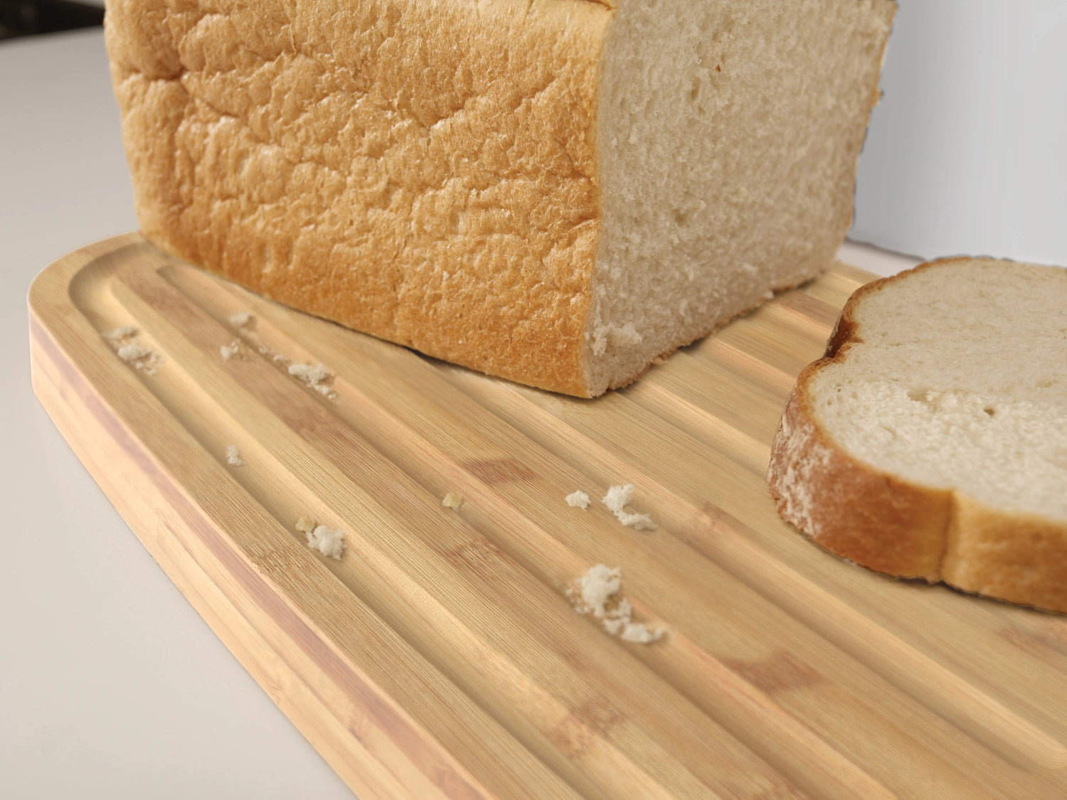 Stilvolle Brotbox in Weiß aus robustem Polypropylen und natürlichem Bambus, perfekt für die frische Aufbewahrung von Brot und Gebäck.