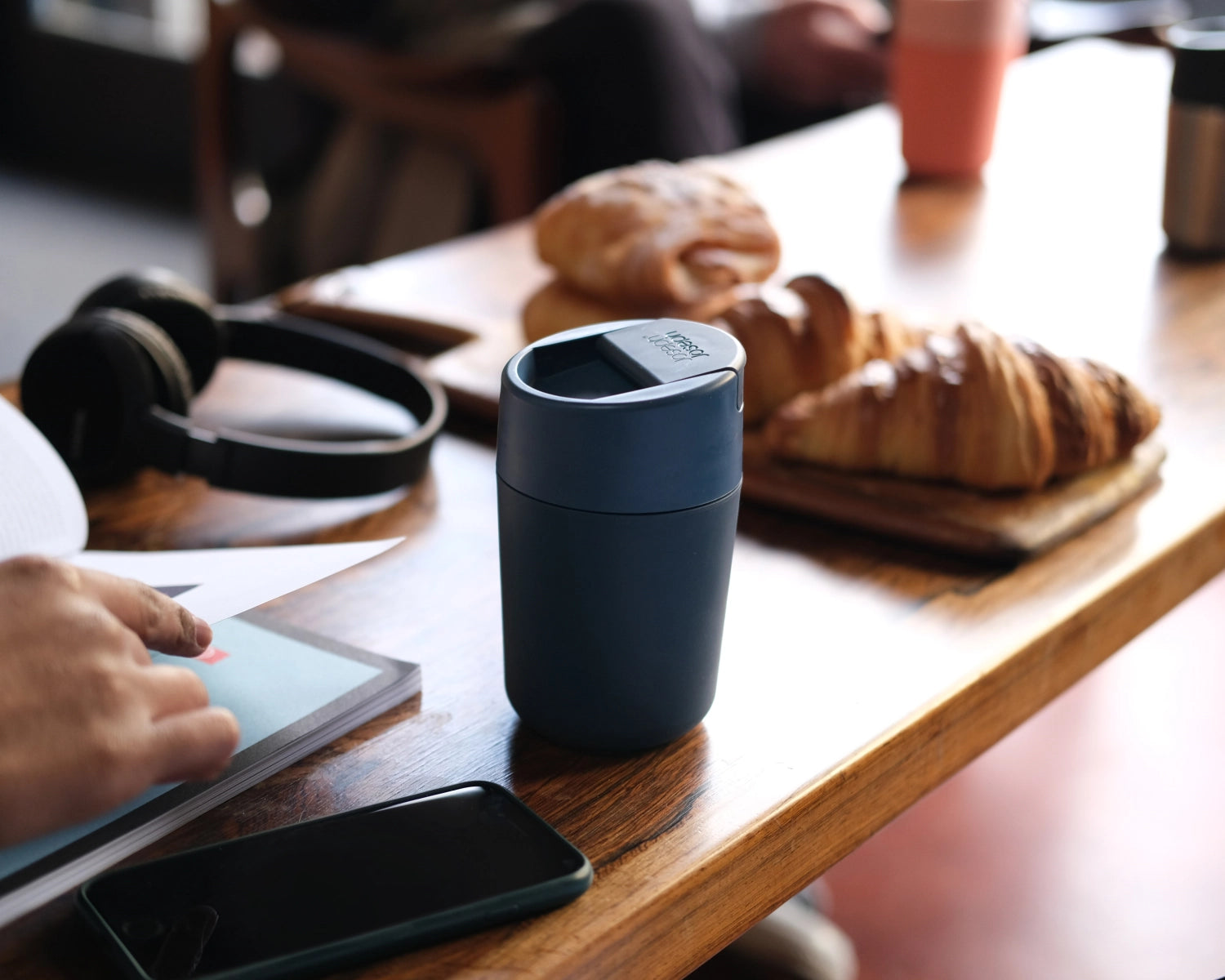 Eleganter blauer Sipp Travel Mug von Joseph Joseph, 340ml, ideal für unterwegs, mit innovativem Auslaufschutz und komfortablem Griff.