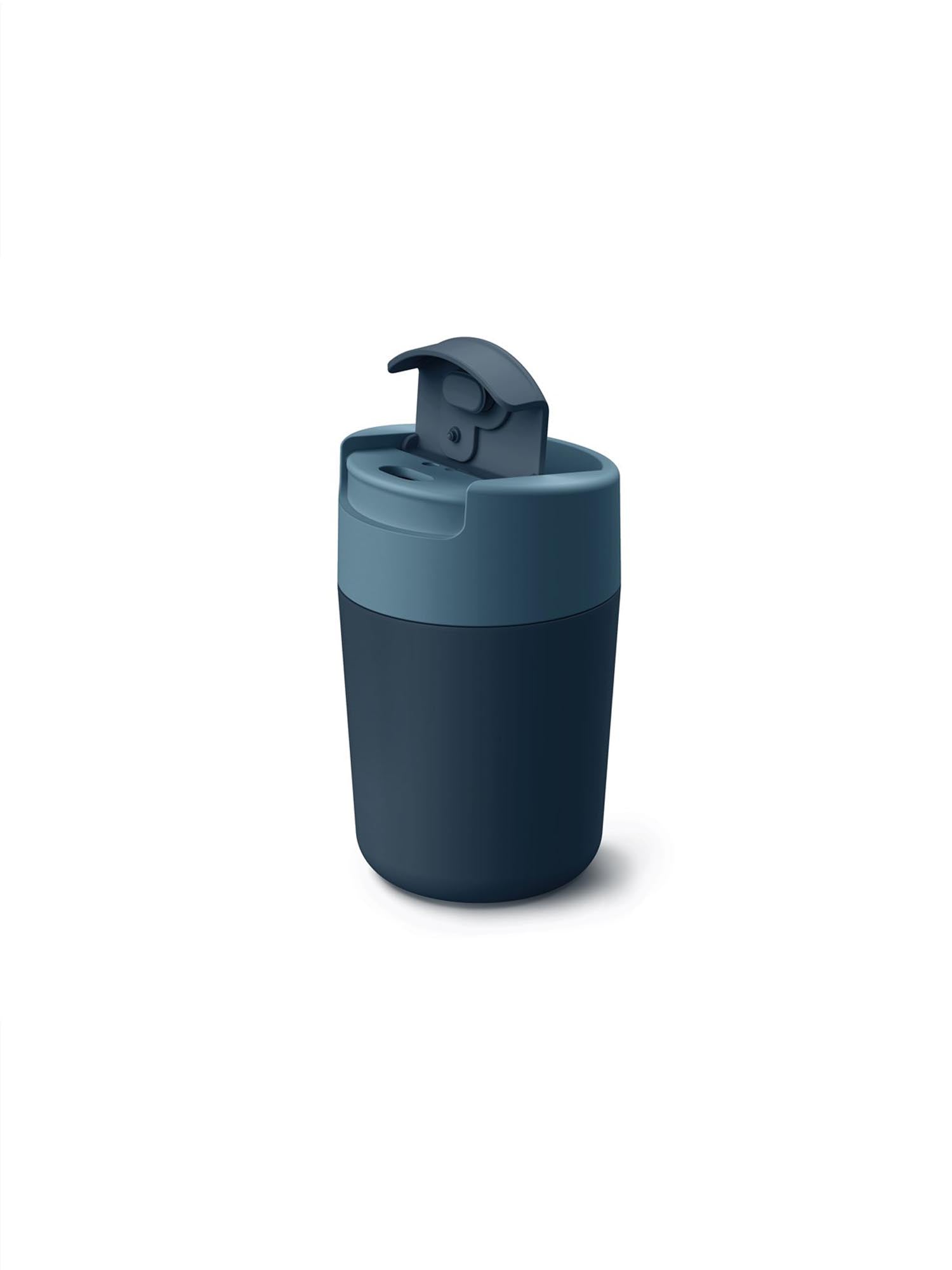 Der Joseph Joseph Sipp Travel Mug in Blau (340ml) vereint modernes Design mit Funktionalität. Ideal für unterwegs, hält er Getränke lange warm oder kalt und ist dank seines auslaufsicheren Deckels und rutschfesten Materials perfekt für jeden Anlass.