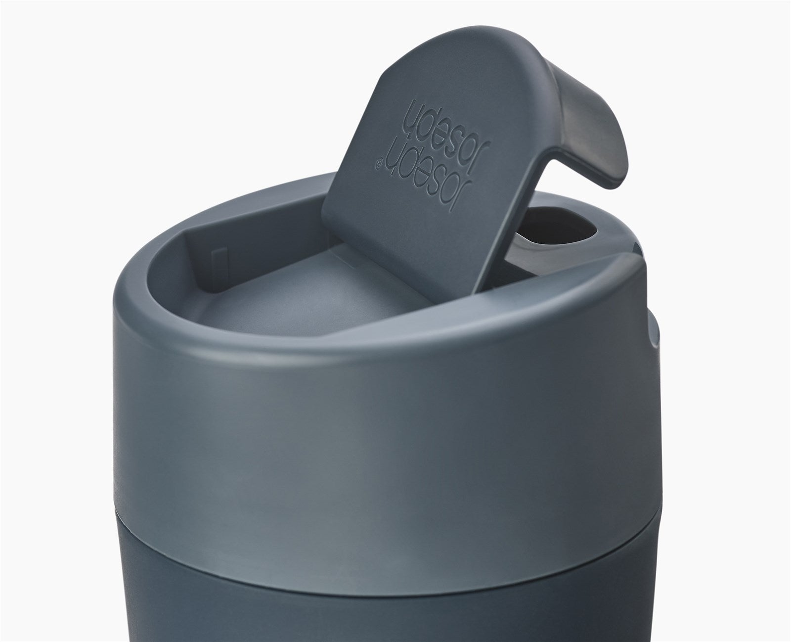 Erleben Sie den Sipp Reisebecher von Joseph Joseph in elegantem Blau. Mit 454 ml Fassungsvermögen, innovativem Klappdeckel und langlebigen Materialien ist er der perfekte Begleiter für unterwegs!