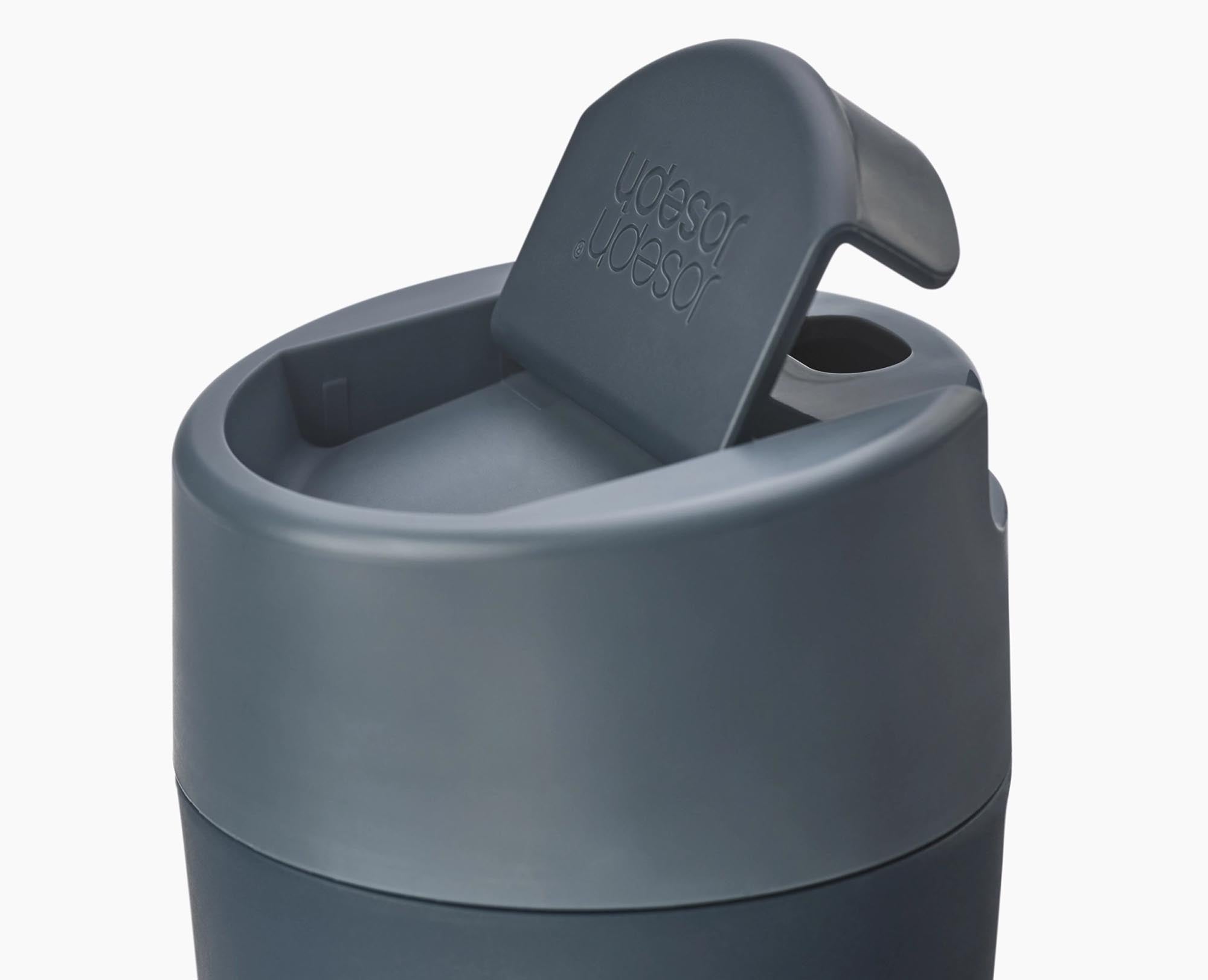 Praktischer Sipp Reisebecher 454ml, blau, von Joseph Joseph.