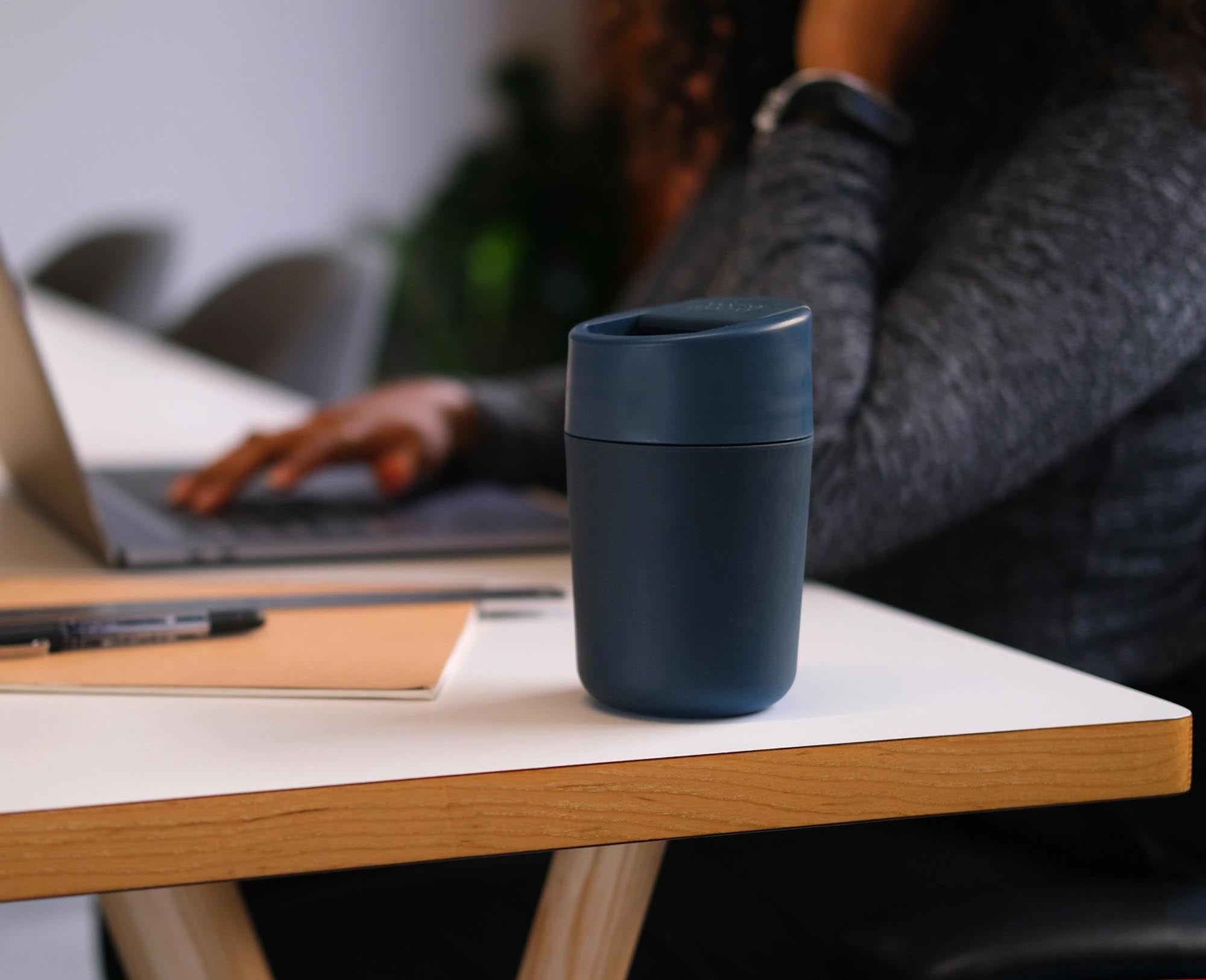 Entdecken Sie den stilvollen Sipp Reisebecher von Joseph Joseph in Blau – ideal für unterwegs, auslaufsicher und aus hochwertigen, BPA-freien Materialien.