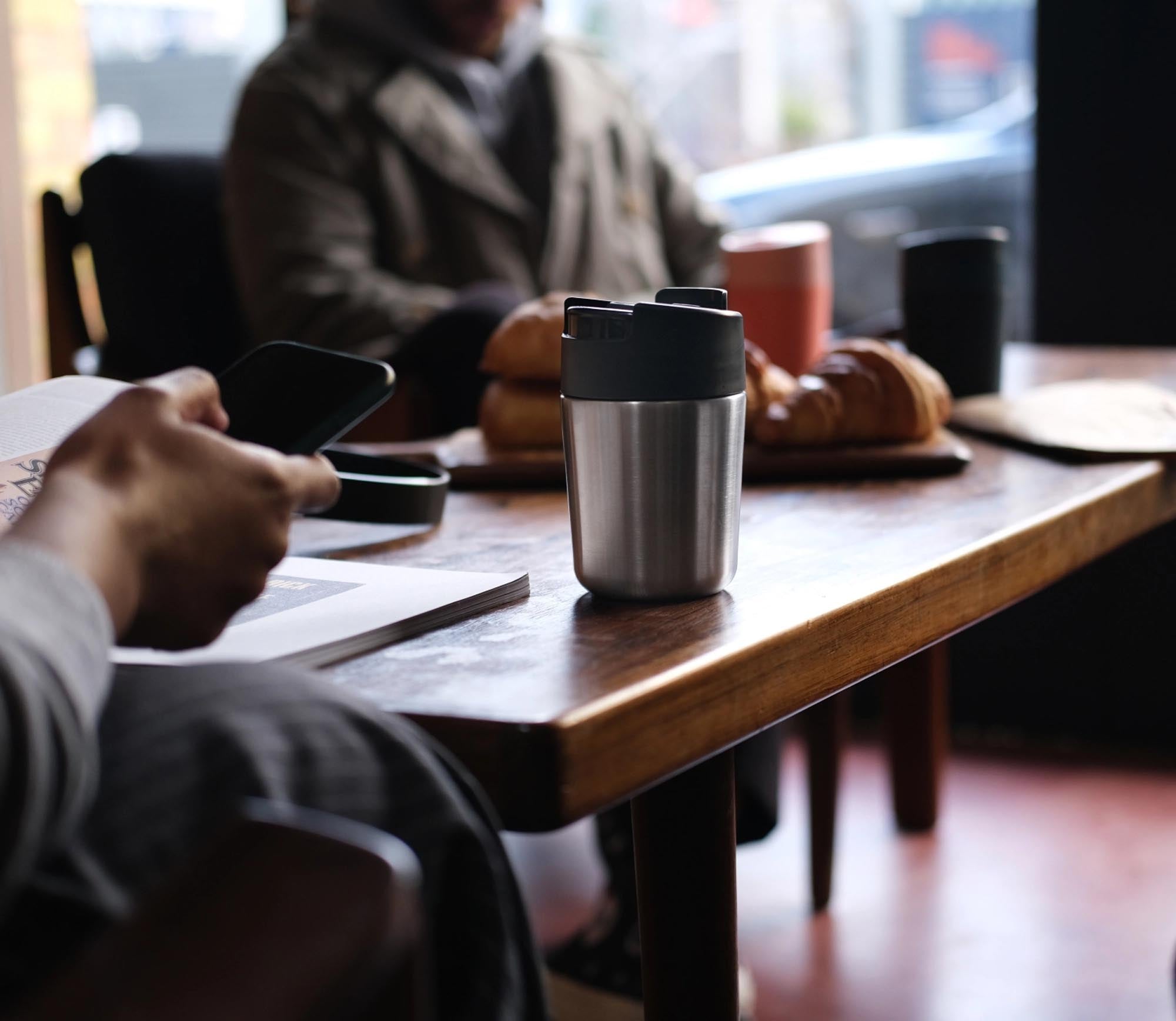 Entdecken Sie den Sipp Edelstahl-Reisebecher von Joseph Joseph: 454 ml, aus hochwertigem Edelstahl, mit praktischem Klappdeckel und modernem Design.