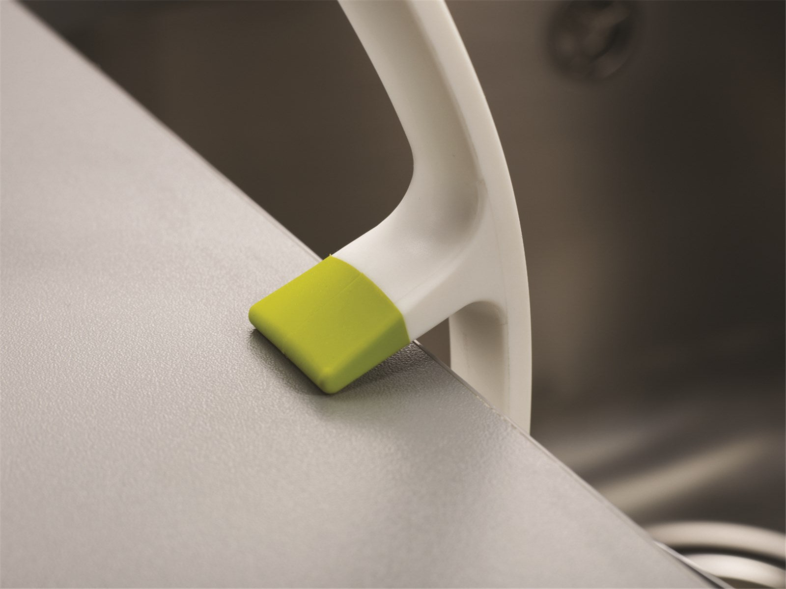 Die grüne Edge Dish Reinigungsbürste von Joseph Joseph vereinfacht das Abwaschen mit ergonomischem Design und flexibler Spitze für gründliche Sauberkeit.