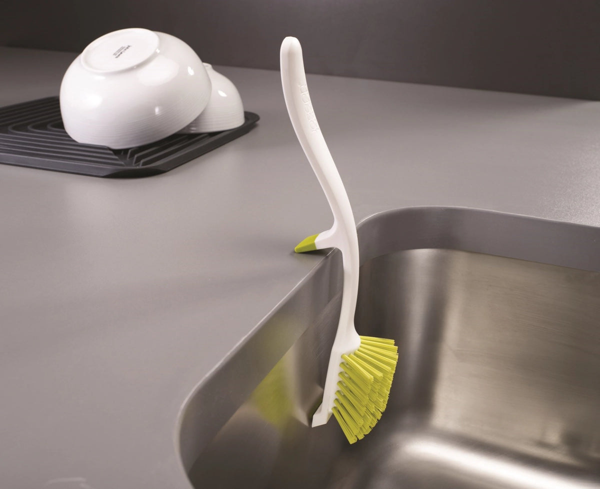 Edge Dish Reinigungsbürste grün in Grün präsentiert im Onlineshop von KAQTU Design AG. Abwasch ist von Joseph Joseph
