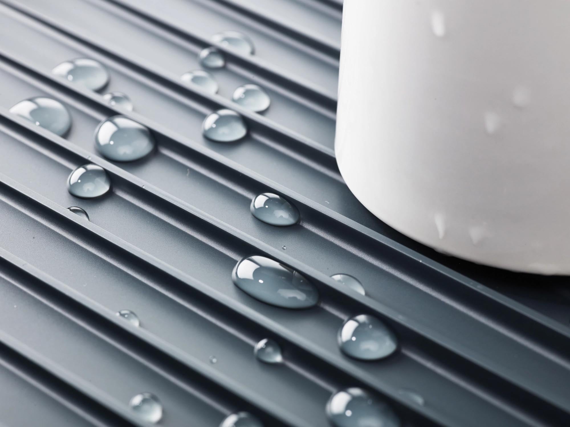 Kompakter Y-Rack Geschirrabtropfständer in Grau von Joseph Joseph, mit Gitter für effizientes Trocknen und stilvollem Design.