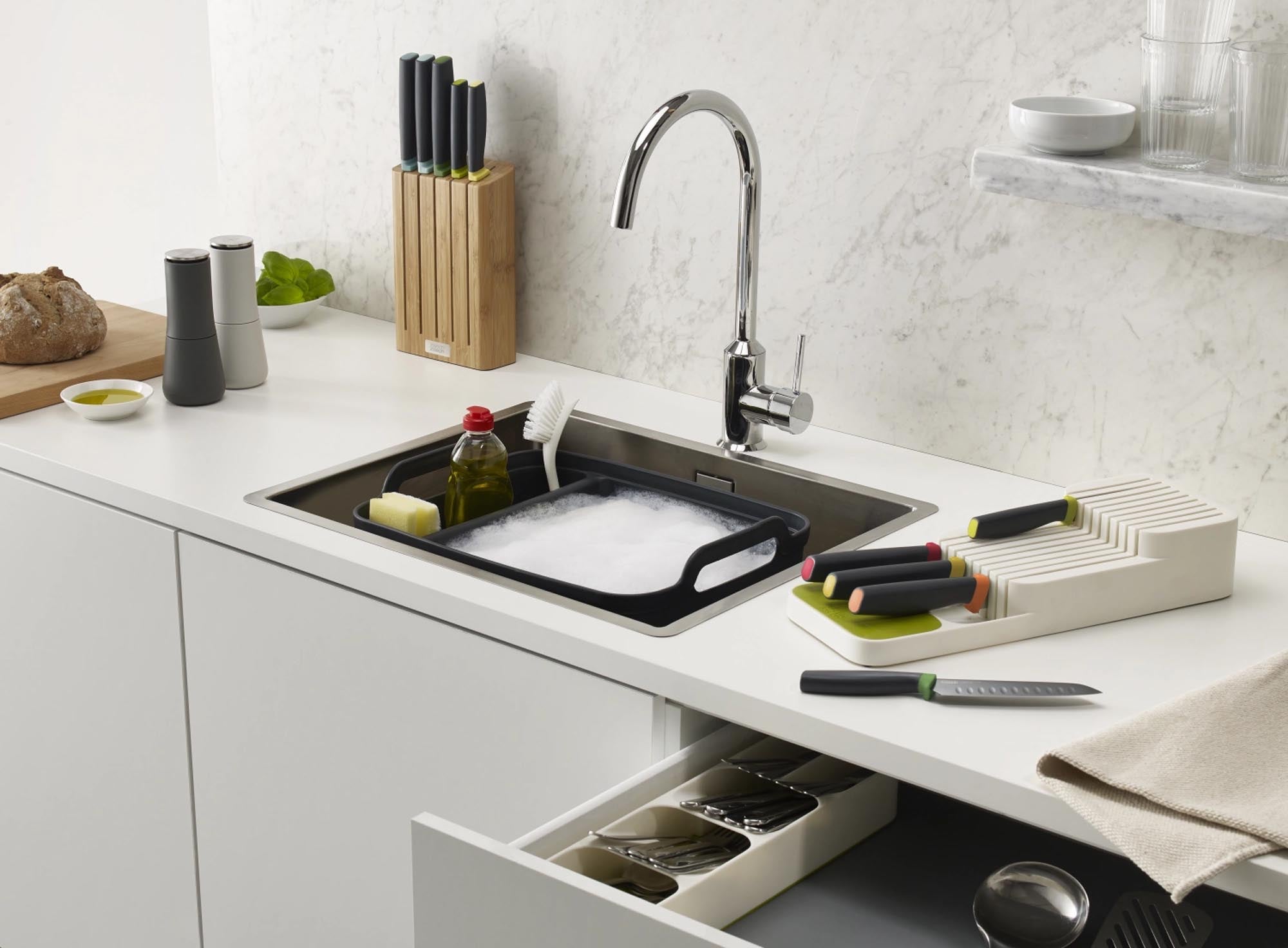 Die Joseph Joseph DrawerStore Besteckeinlage in Grau sorgt für Ordnung in der Schublade. Kompakt, langlebig und BPA-frei.