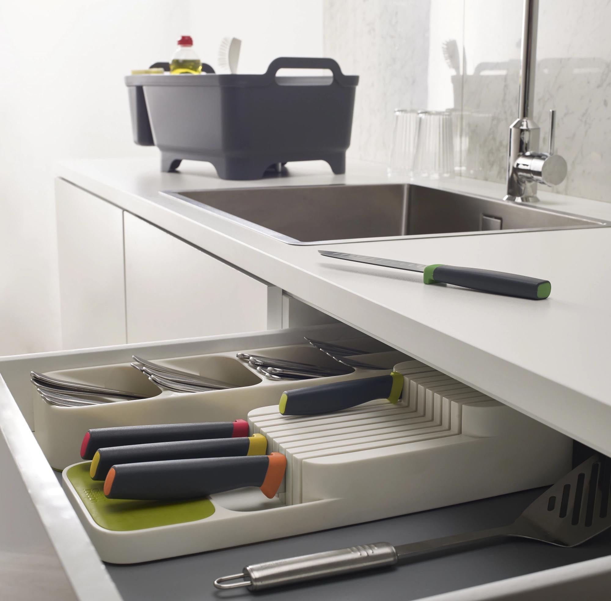Praktische Messerliege von Joseph Joseph: Schützt Klingen, spart Platz und sorgt für Ordnung in Ihrer Küche. Ideal für jede Schublade!