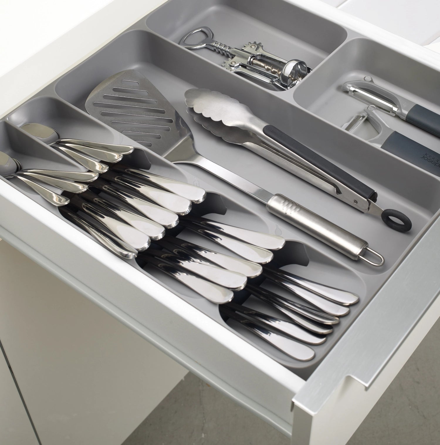 Grau gefärbte Besteckeinlage von Joseph Joseph, 38.4x39.7x5.3cm, ideal zur organisierten Aufbewahrung von Besteck in Schubladen.