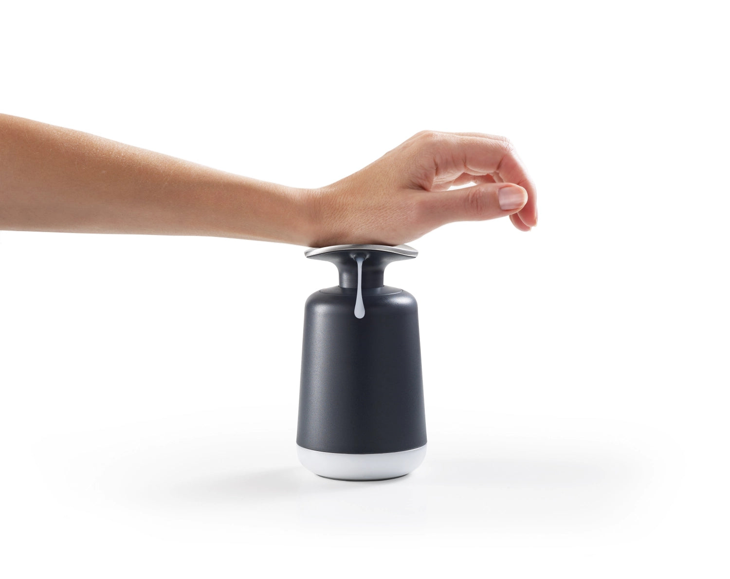 Eleganter grauer Seifenspender Presto von Joseph Joseph, 14,6 cm hoch, perfekt für modernes Badezimmerdesign und einfache Handhabung.