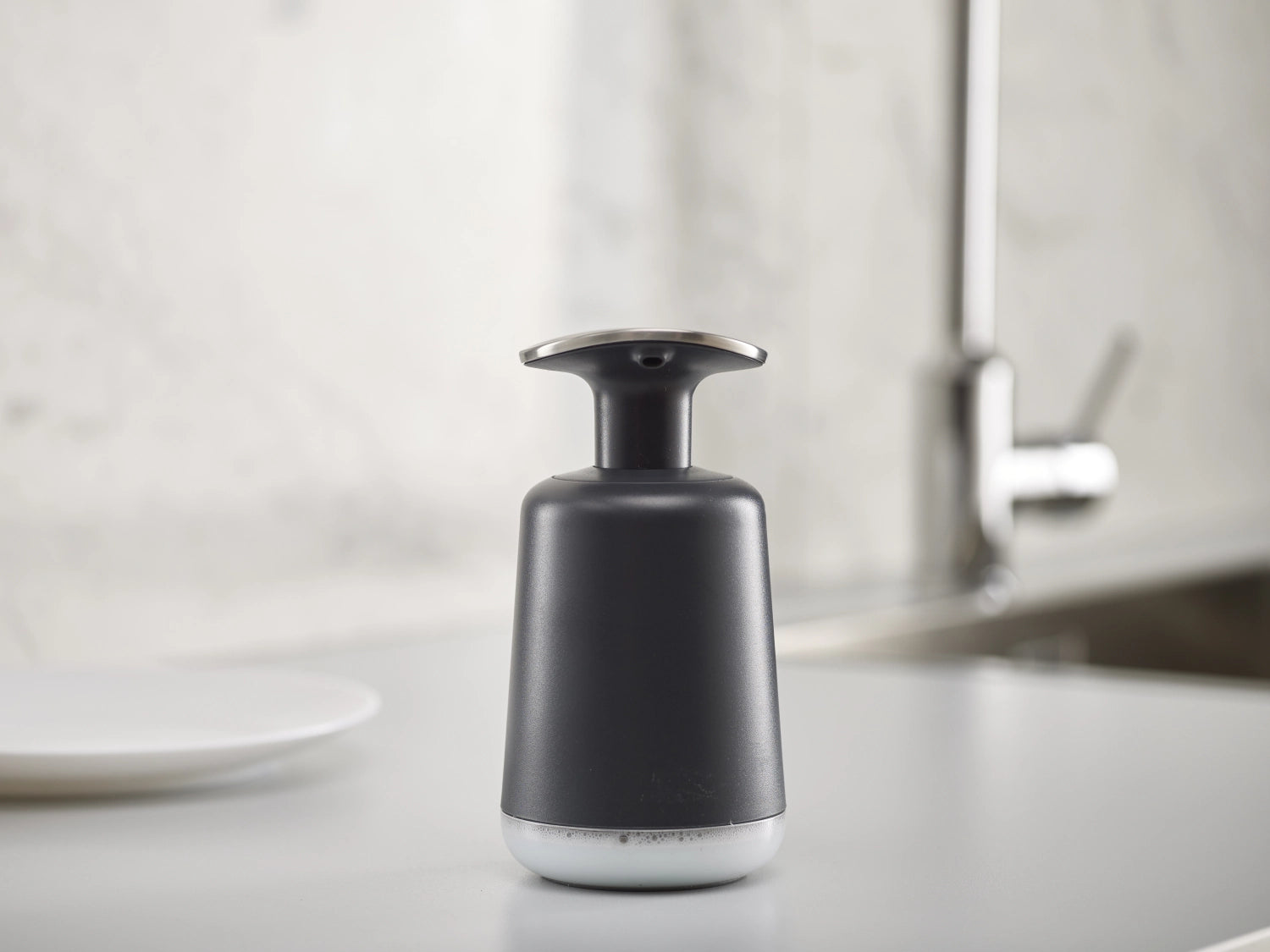Moderner grauer Presto Seifenspender von Joseph Joseph, H14.6cm, ideal für stilvolle Badezimmer und praktische Handhabung.