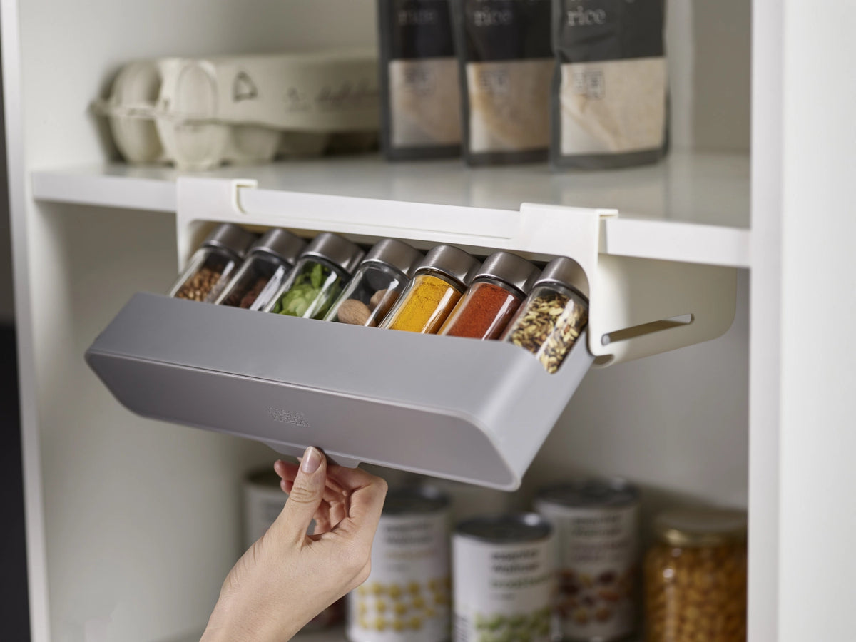 CupboardStore, unter Tablar für Gewürze in Silber präsentiert im Onlineshop von KAQTU Design AG. Aufbewahrungsbehälter ist von Joseph Joseph