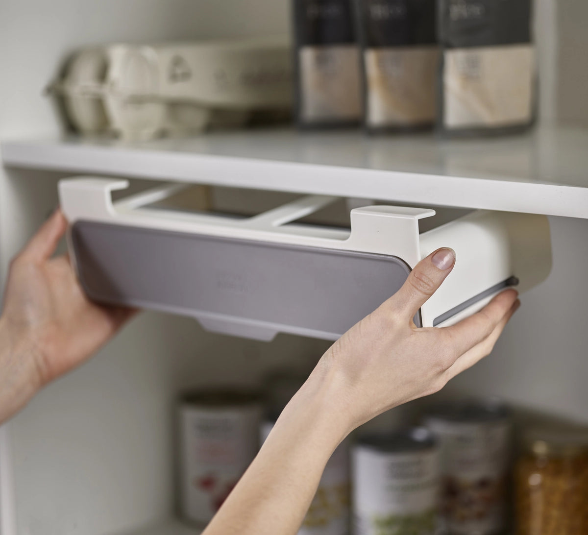 CupboardStore, unter Tablar für Gewürze in Silber präsentiert im Onlineshop von KAQTU Design AG. Aufbewahrungsbehälter ist von Joseph Joseph