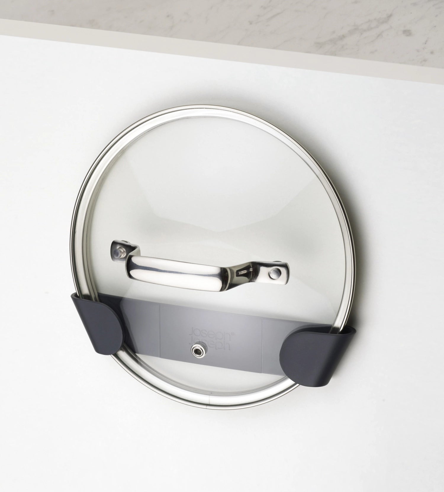 Optimale Ordnung für Pfannendeckel: Der CupboardStore von Joseph Joseph sorgt für eine platzsparende und elegante Aufbewahrungslösung in Ihrer Küche.