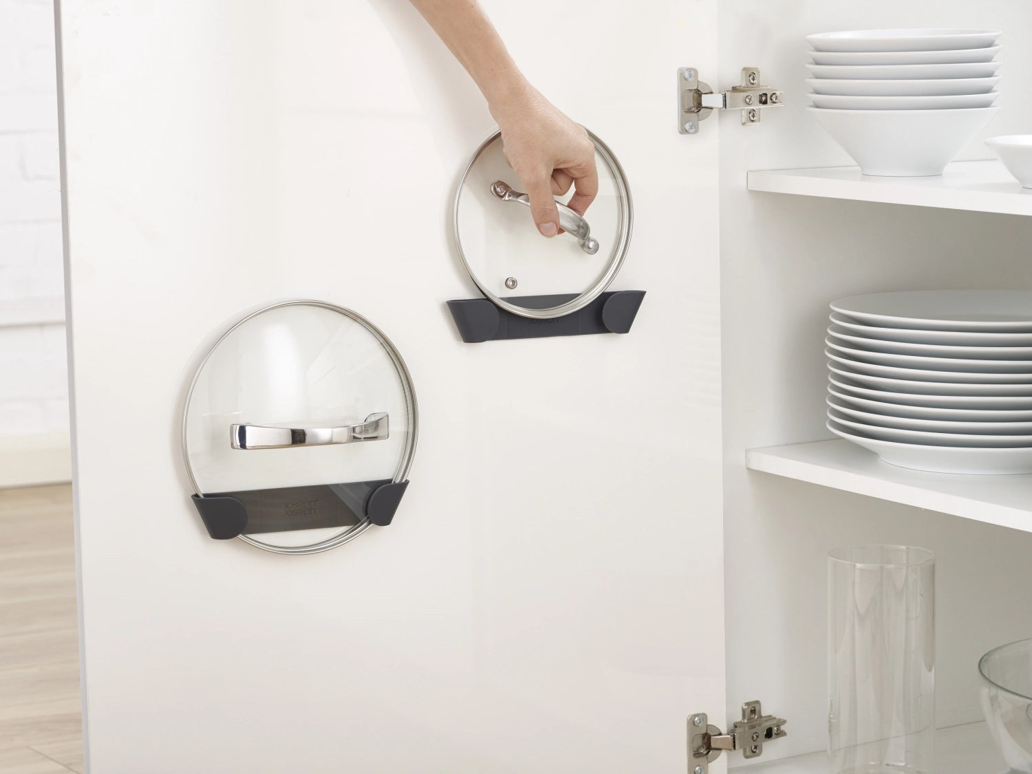 Effiziente Aufbewahrung für Pfannendeckel: Der CupboardStore von Joseph Joseph bietet eine stilvolle und platzsparende Lösung für Ihre Küchenschränke.