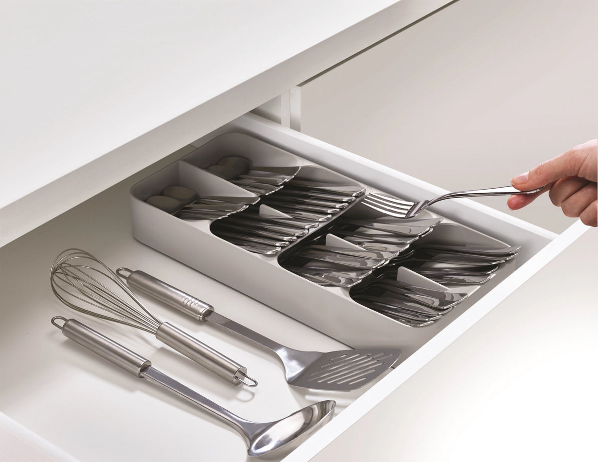 DrawerStore Großer, kompakter Besteckkasten - Grau in Silber präsentiert im Onlineshop von KAQTU Design AG. Küchenhelfer ist von Joseph Joseph