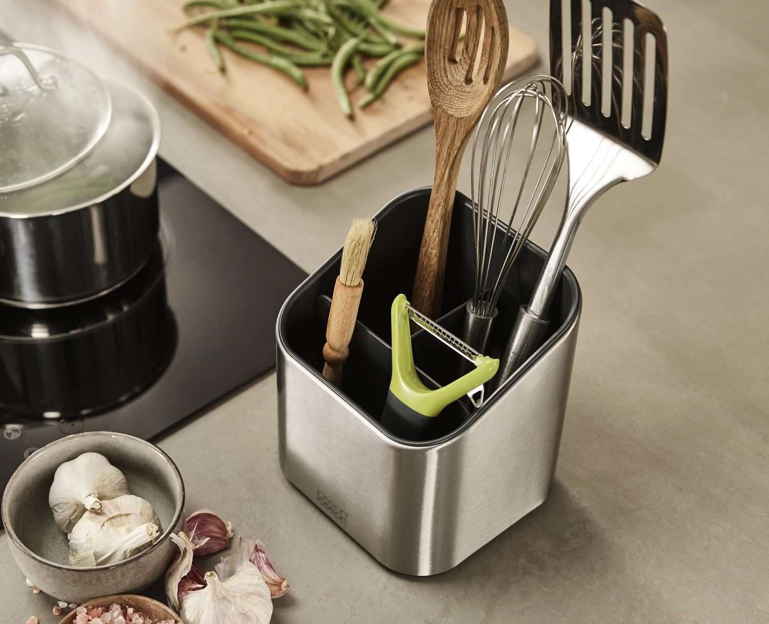 Stylischer Utensilienbehälter aus Edelstahl von Joseph Joseph, perfekt für die Aufbewahrung von Kochlöffeln und Küchenutensilien.
