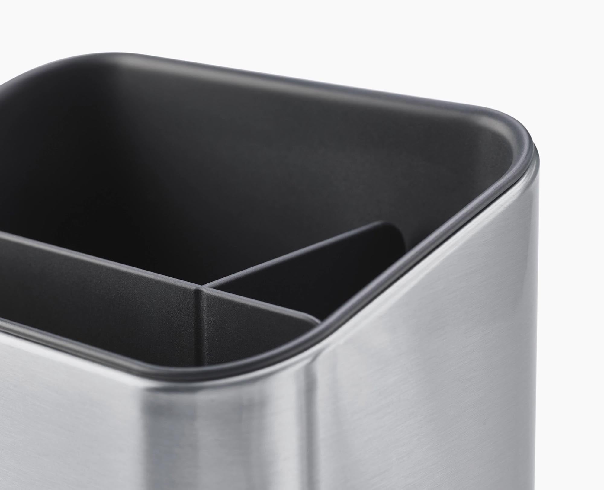 Stylischer Spülen-Organizer von Joseph Joseph: Praktisch, platzsparend und pflegeleicht für eine ordentliche Küche.