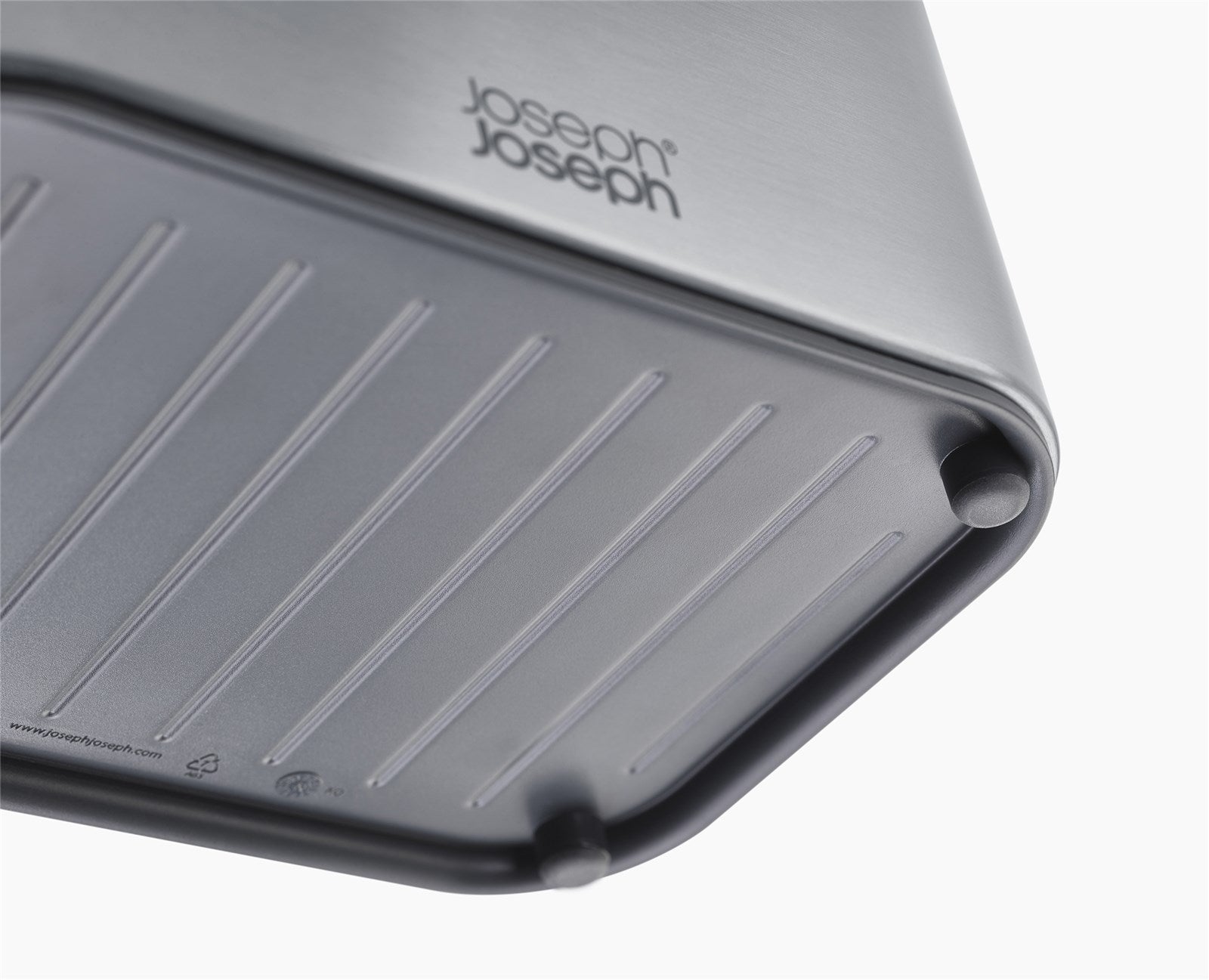 Der Surface Spülen-Organizer von Joseph Joseph: stilvoller Edelstahl, gestuftes Design, hält Küchenutensilien ordentlich und griffbereit.