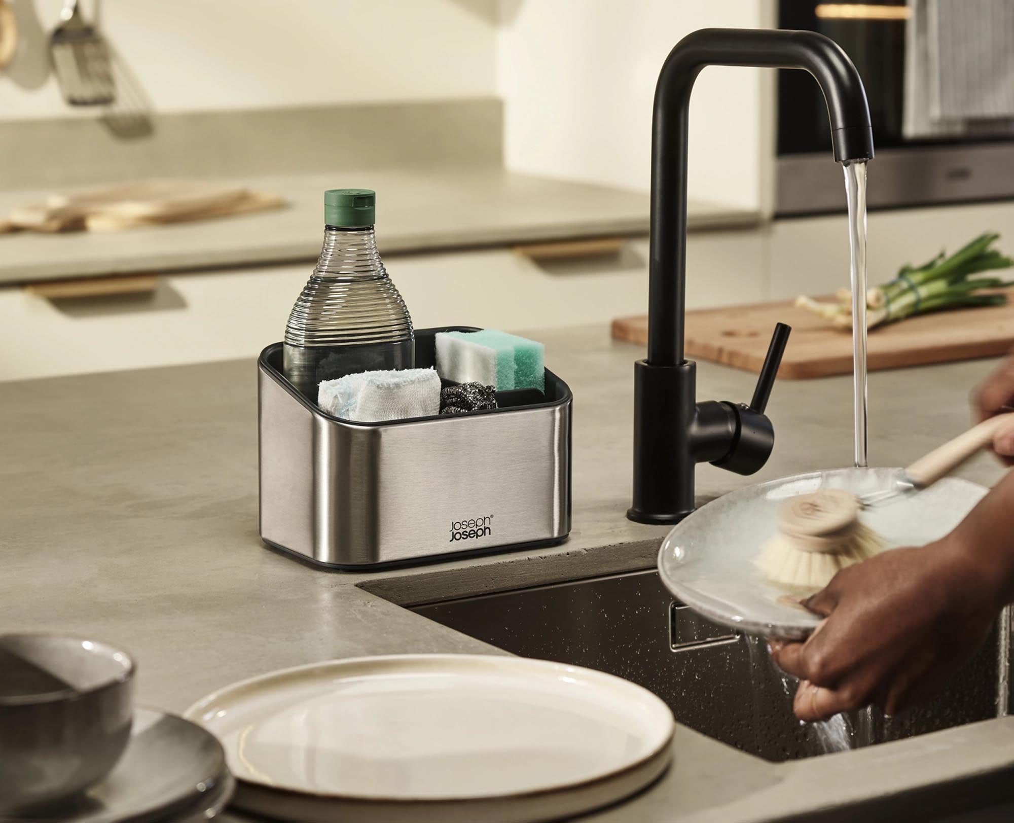 Der Surface Spülen-Organizer von Joseph Joseph: stilvoller Edelstahl, gestuftes Design, hält Küchenutensilien ordentlich und griffbereit.