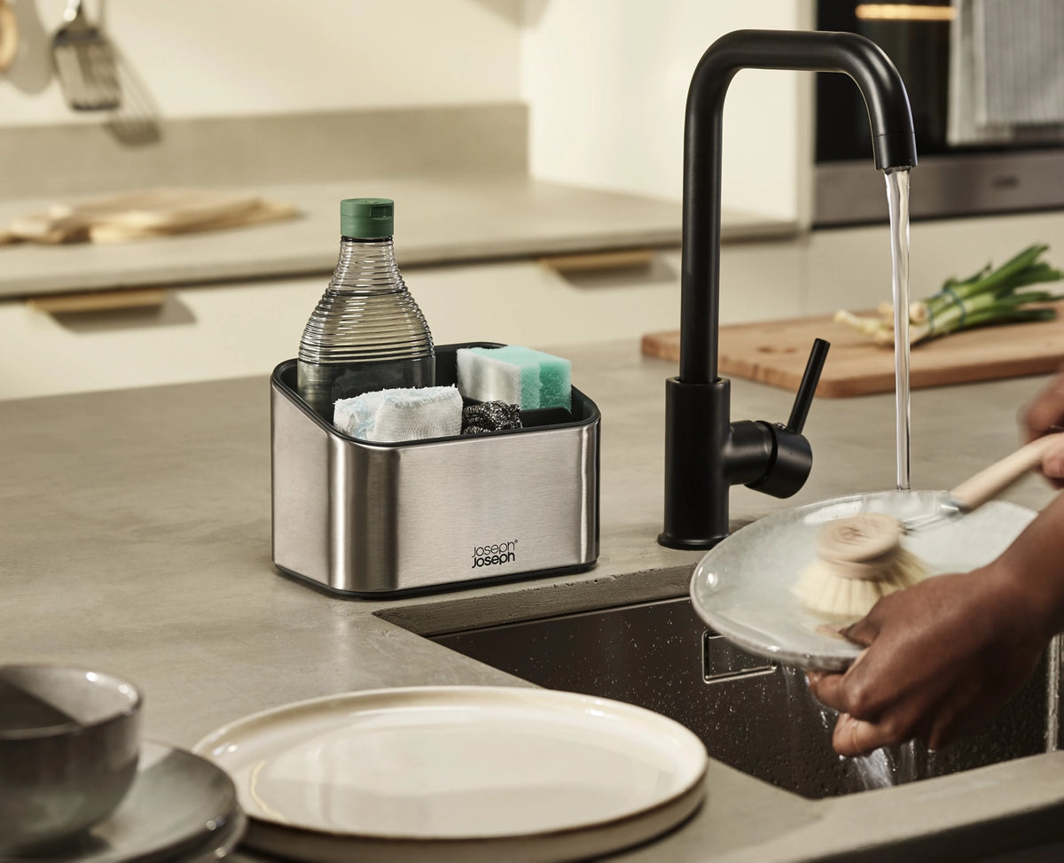 Surface Gestufter Spülen-Organizer in Silber präsentiert im Onlineshop von KAQTU Design AG. Aufbewahrungsbehälter ist von Joseph Joseph