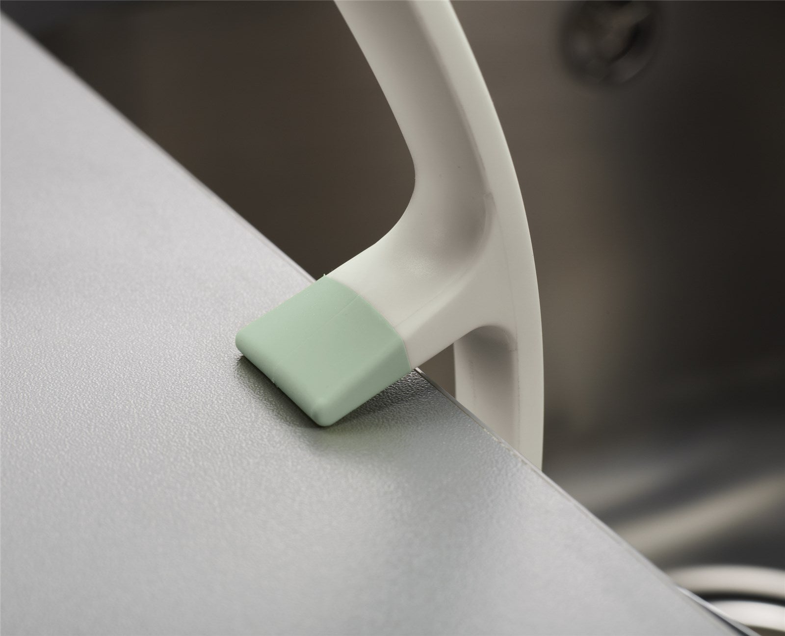 Stilvolle Joseph Joseph Spülbürste in Light Stone Sage für effektive Reinigung und ergonomischen Komfort in deiner modernen Küche.