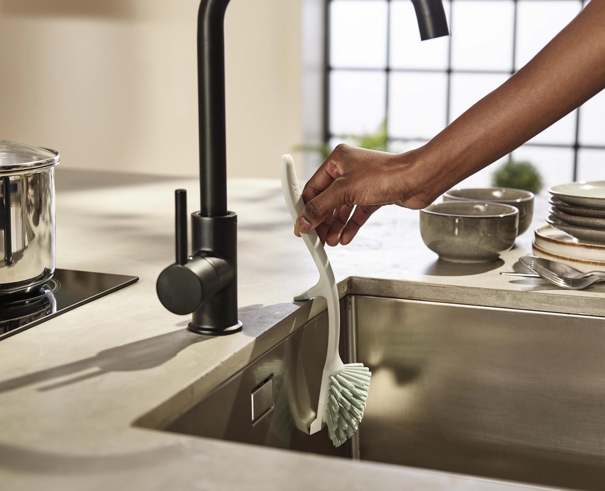 Stylische Joseph Joseph Edge Spülbürste in Light Stone Sage. Ergonomisch, langlebig und ideal für müheloses Abwaschen ohne Kratzer.