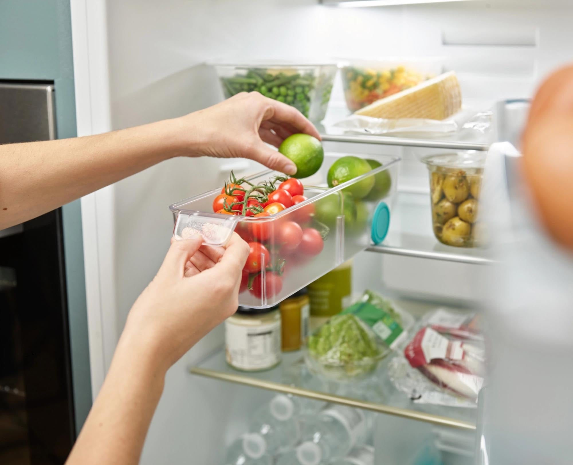 Die FridgeStore Aufbewahrungsbox klein von Joseph Joseph bietet eine elegante Lösung zur praktischen und übersichtlichen Aufbewahrung in Ihrer Küche.