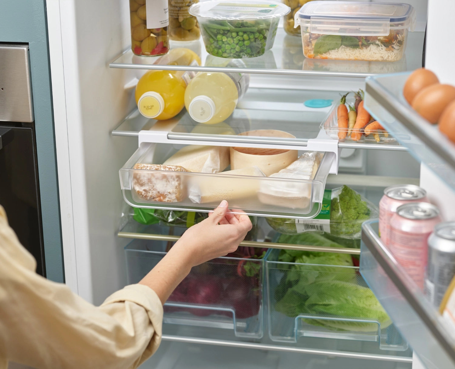 FridgeStore Tablar Schublade von Joseph Joseph, ideal für die übersichtliche Lagerung von Lebensmitteln im Kühlschrank, effizient und stilvoll.