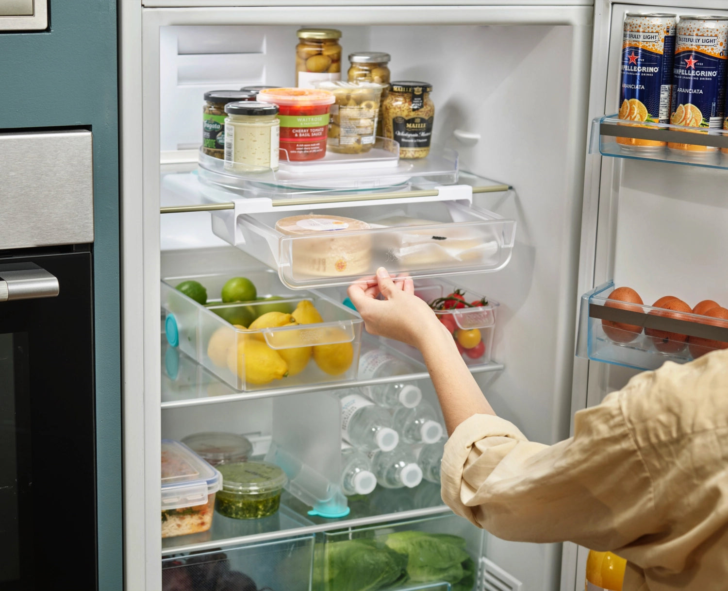 Praktische FridgeStore Tablar Schublade von Joseph Joseph, perfekt für die organisierte Aufbewahrung von Lebensmitteln im Kühlschrank.