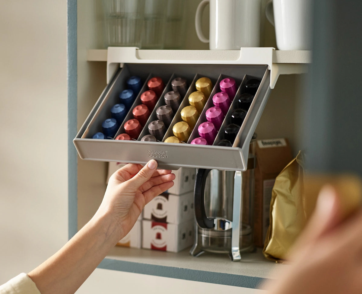 CupboardStore Kaffeekapselschublade in Silber präsentiert im Onlineshop von KAQTU Design AG. Küchenhelfer ist von Joseph Joseph