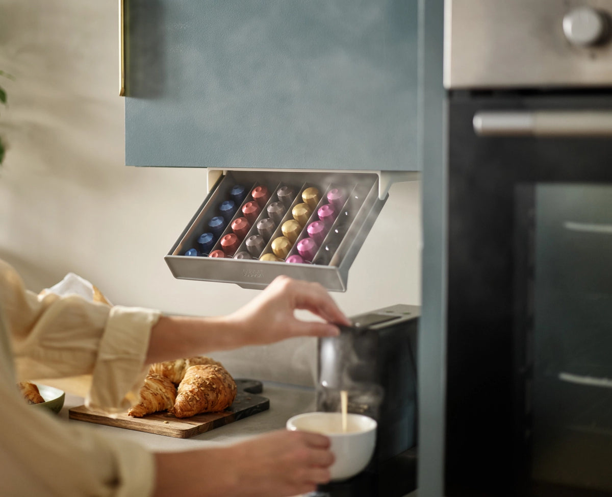 CupboardStore Kaffeekapselschublade in Silber präsentiert im Onlineshop von KAQTU Design AG. Küchenhelfer ist von Joseph Joseph