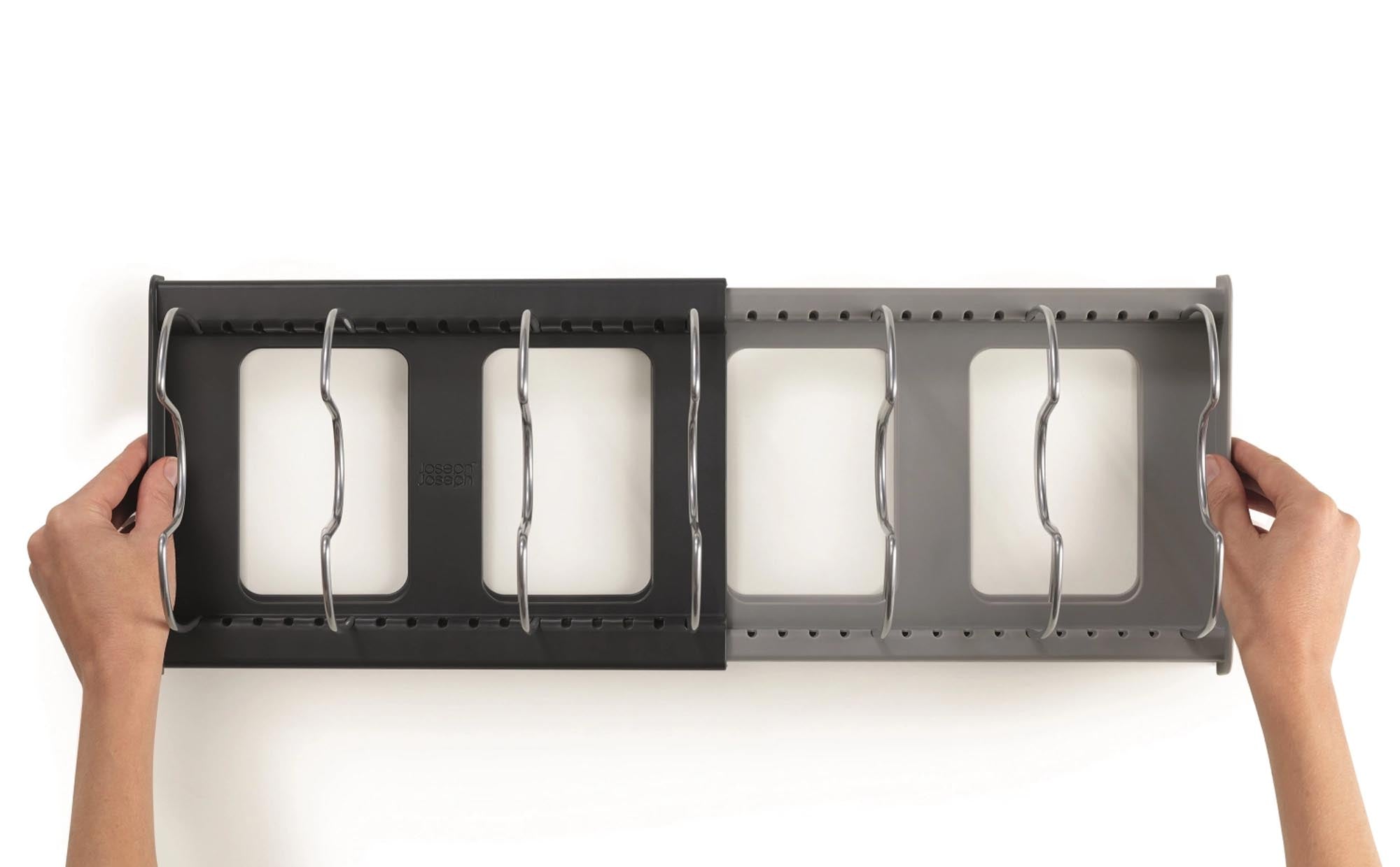 Maximieren Sie den Stauraum in Ihrer Küche mit dem eleganten DrawerStore Organizer von Joseph Joseph – ideal für Kochgeschirr und Utensilien.