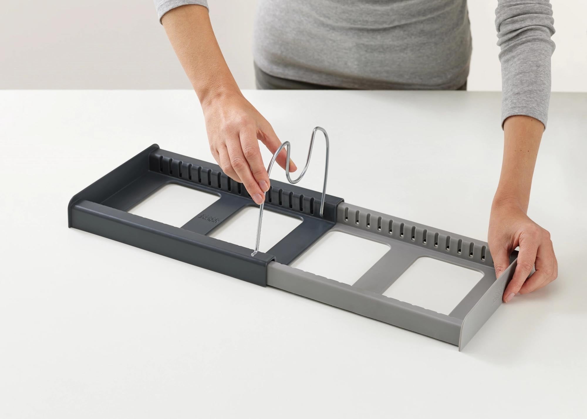 Praktischer DrawerStore Organizer von Joseph Joseph: Optimale Aufbewahrung für Kochgeschirr, robust und modern in stilvollem Grau.