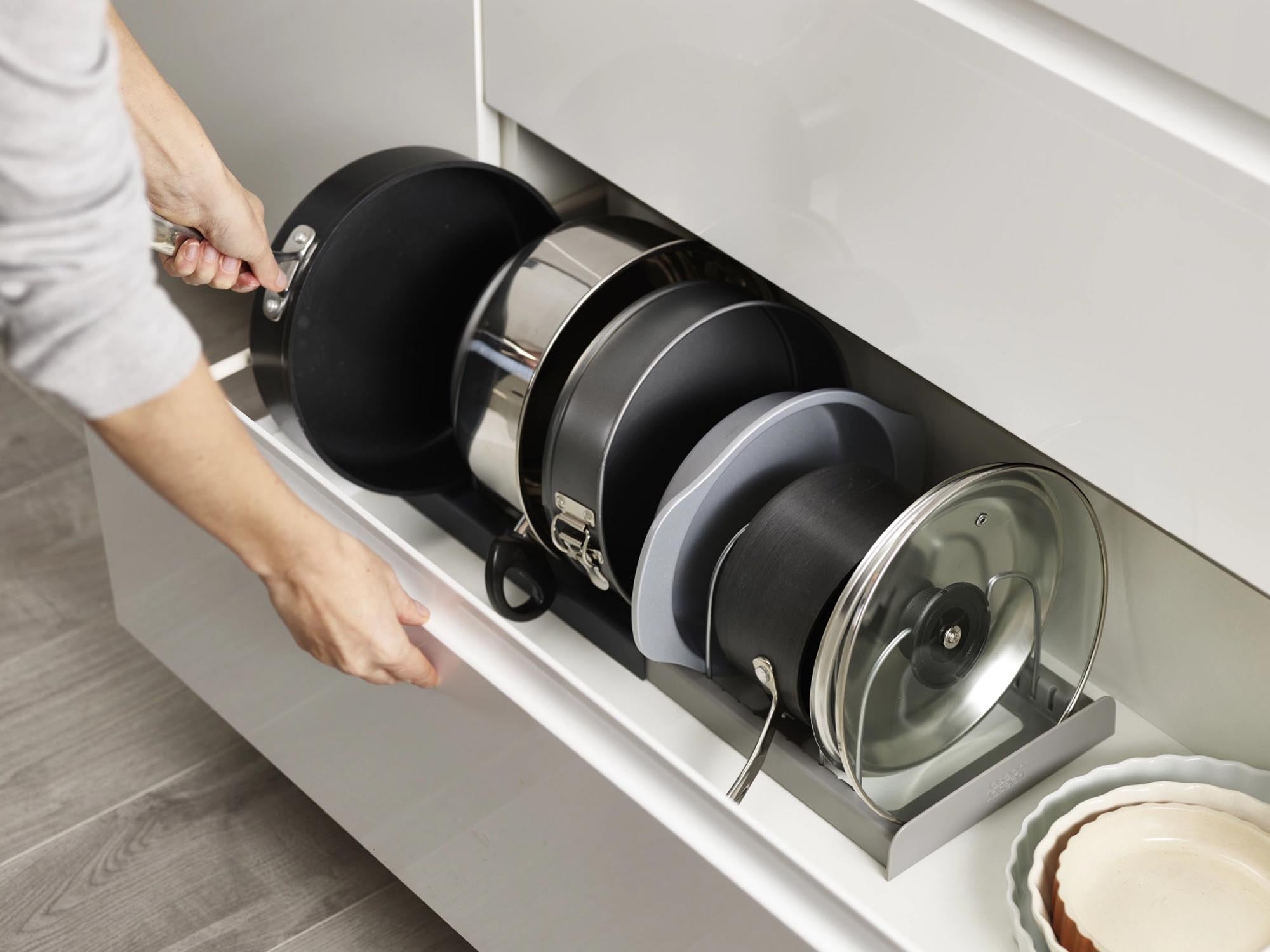 Stilvoller DrawerStore Organizer von Joseph Joseph: Maximale Ordnung für Ihre Küche, langlebig und flexibel, in elegantem Grau.