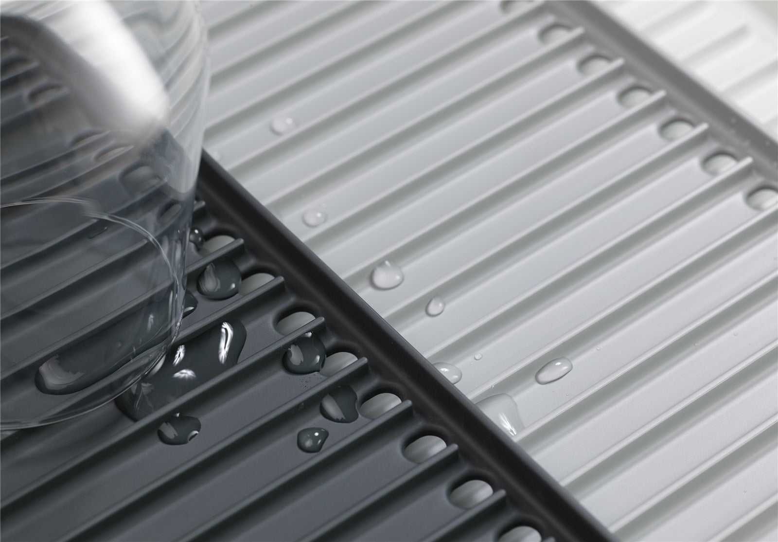 Praktisches, erweiterbares Abtropfgestell in elegantem Grau von Joseph Joseph – ideal für jede Küchenumgebung und Geschirrgröße.