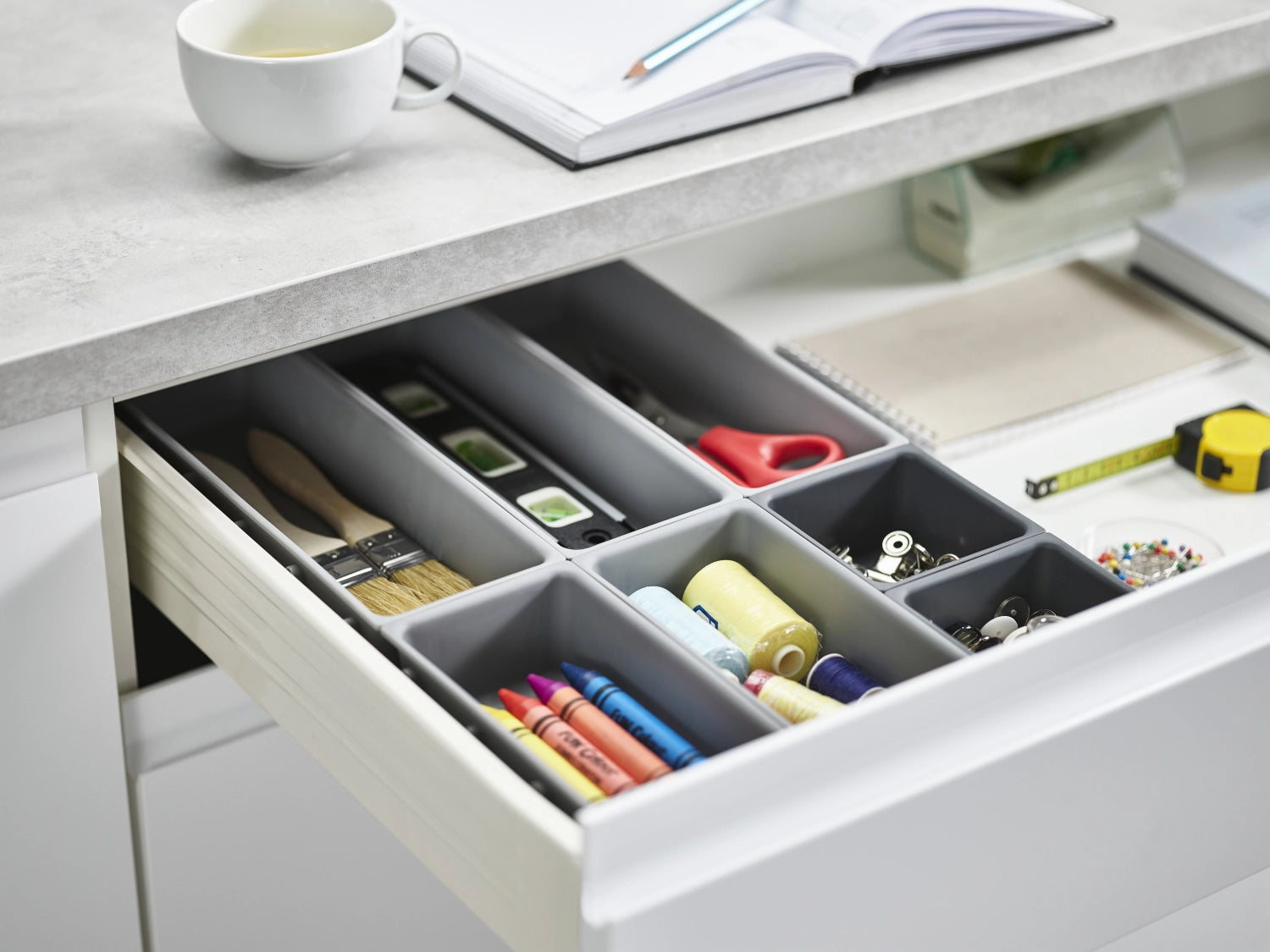 Praktisches 7-teiliges Schubladen-Organizer-Set von Joseph Joseph, ideal für die ordentliche Aufbewahrung von Besteck und Küchenutensilien.