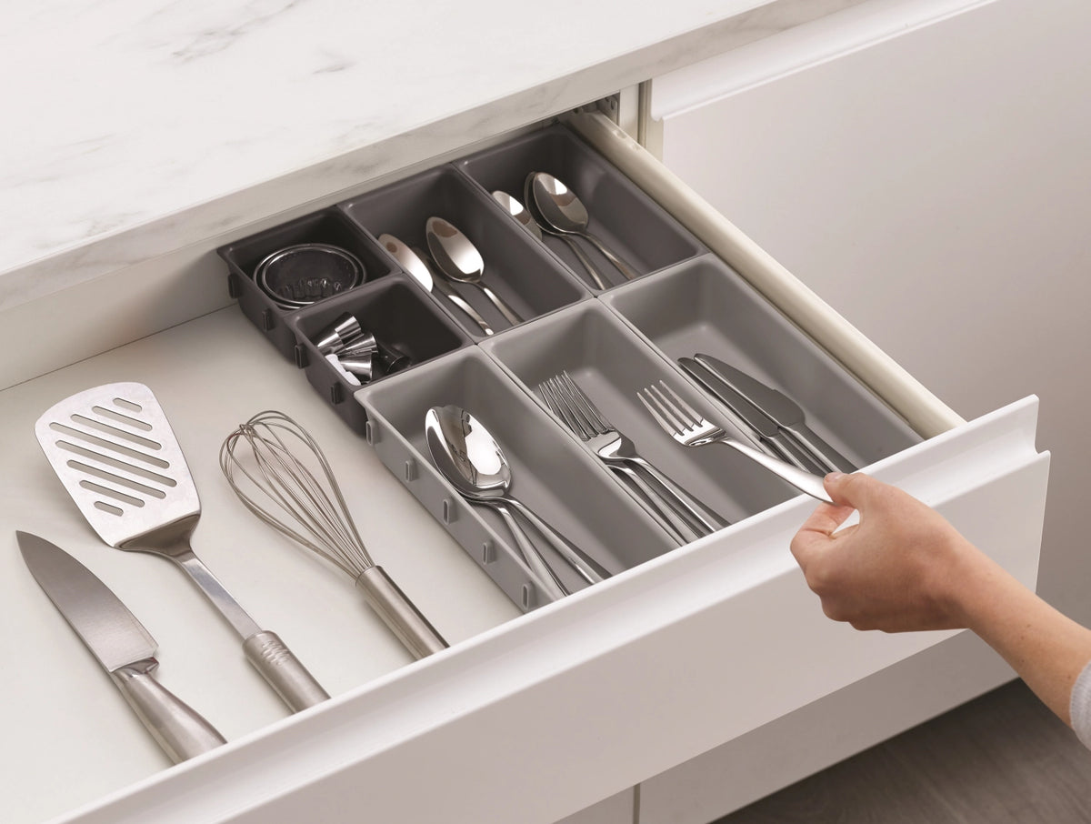 Blox 7-teiliges Schubladen-Organizer-Set in Silber präsentiert im Onlineshop von KAQTU Design AG. Aufbewahrungsbehälter ist von Joseph Joseph