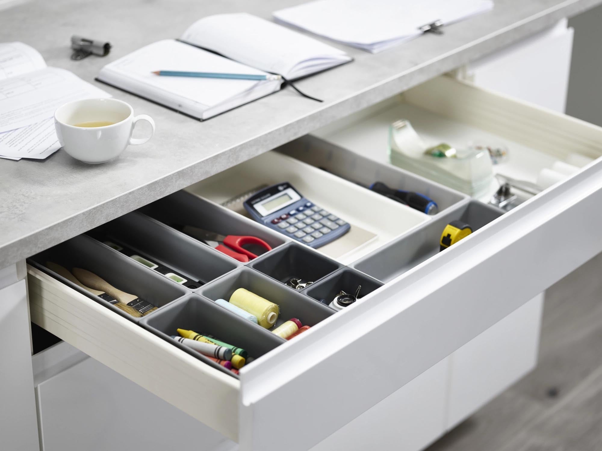 Das Blox 10-teilige Schubladen-Organizer-Set von Joseph Joseph bietet flexible, langlebige Aufbewahrungslösungen für Besteck, Bürobedarf und Kosmetik.