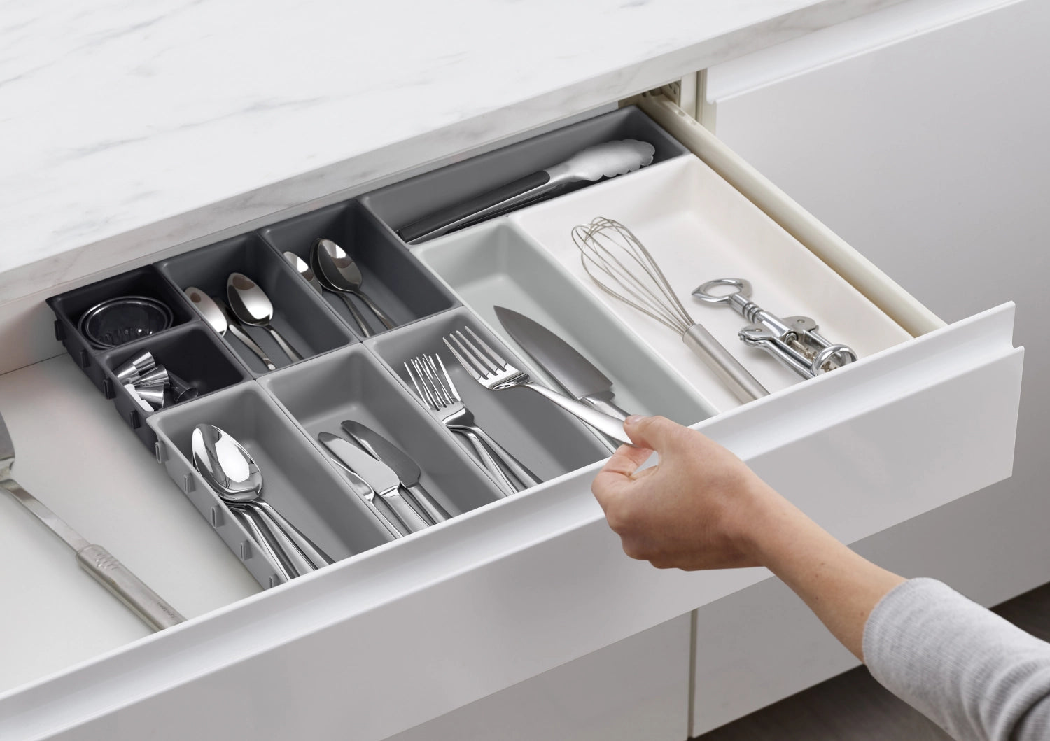 Praktisches 10-teiliges Set von Joseph Joseph zur optimalen Organisation von Besteck und Küchenutensilien in Schubladen.